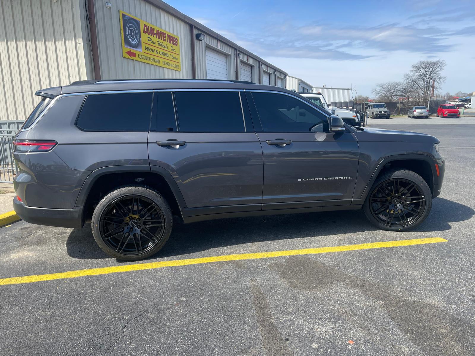 Gray Jeep Grand Cherokee with black wheels